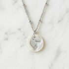 Collier nacre toucan en laiton argenté — collection Jungles et forêt — fond blanc 01, Les Naturalistes