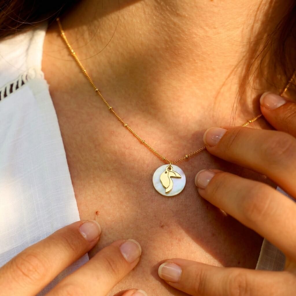 Collier nacre toucan en laiton doré — collection Jungles et forêt — porté 01, Les Naturalistes