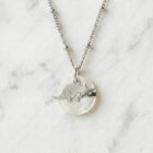 Collier nacre tricératops en laiton argenté — collection Dinosaures — fond blanc 01, Les Naturalistes