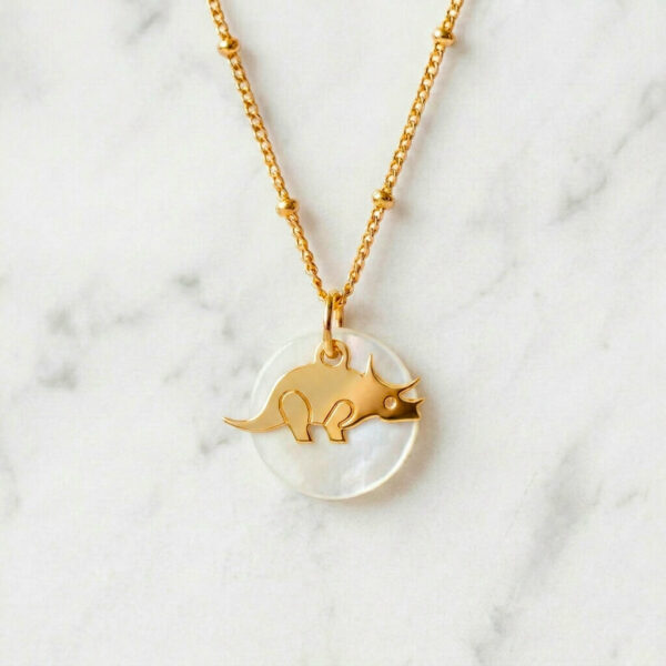Collier nacre tricératops en laiton doré — collection Dinosaures — fond blanc 01, Les Naturalistes