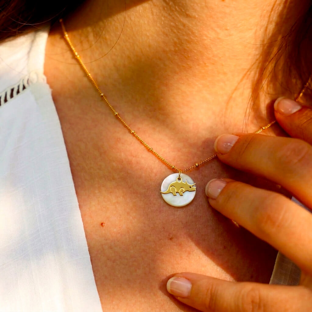 Collier nacre tricératops en laiton doré — collection Dinosaures — porté 01, Les Naturalistes