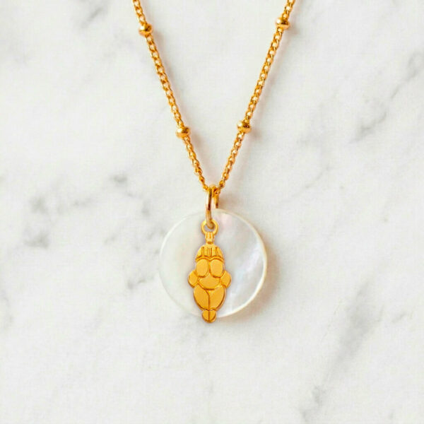 Collier nacre vénus préhistorique en laiton doré — collection Préhistoire — fond blanc 01, Les Naturalistes