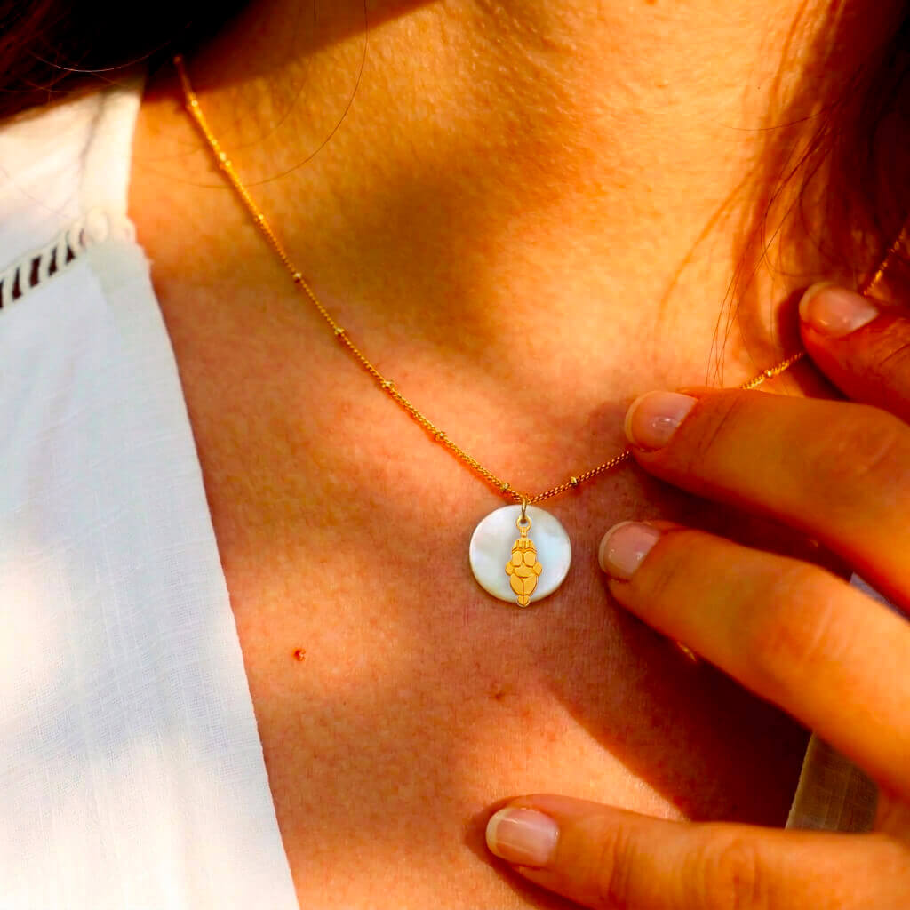 Collier nacre vénus préhistorique en laiton doré — collection Préhistoire — porté 01, Les Naturalistes