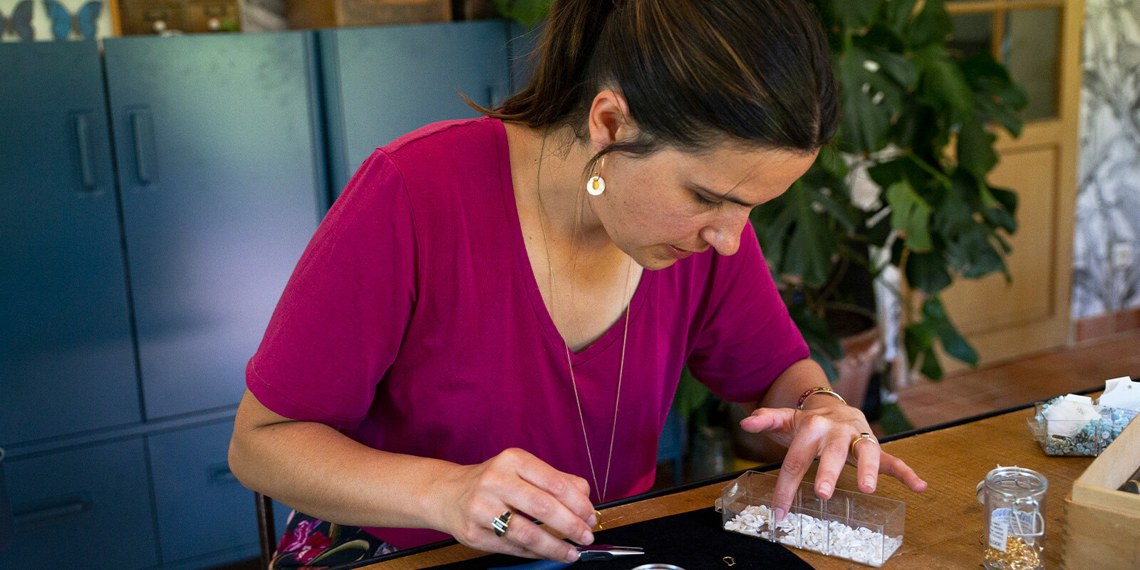 Montage à la main des bijoux en atelier normand — Myriam, la créatrice des bijoux Les Naturalistes au travail