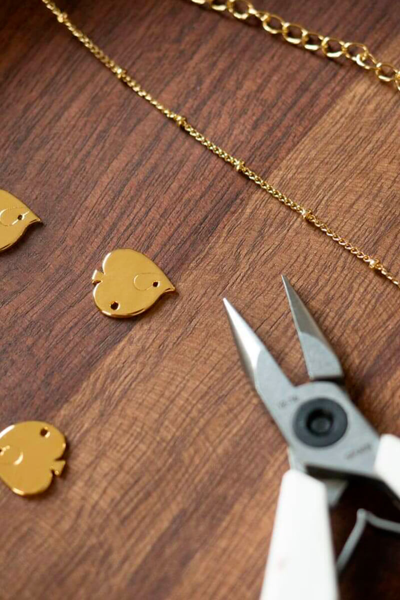 Des bijoux Les Naturalistes en attente d'être montés à la main dans l'atelier en Normandie