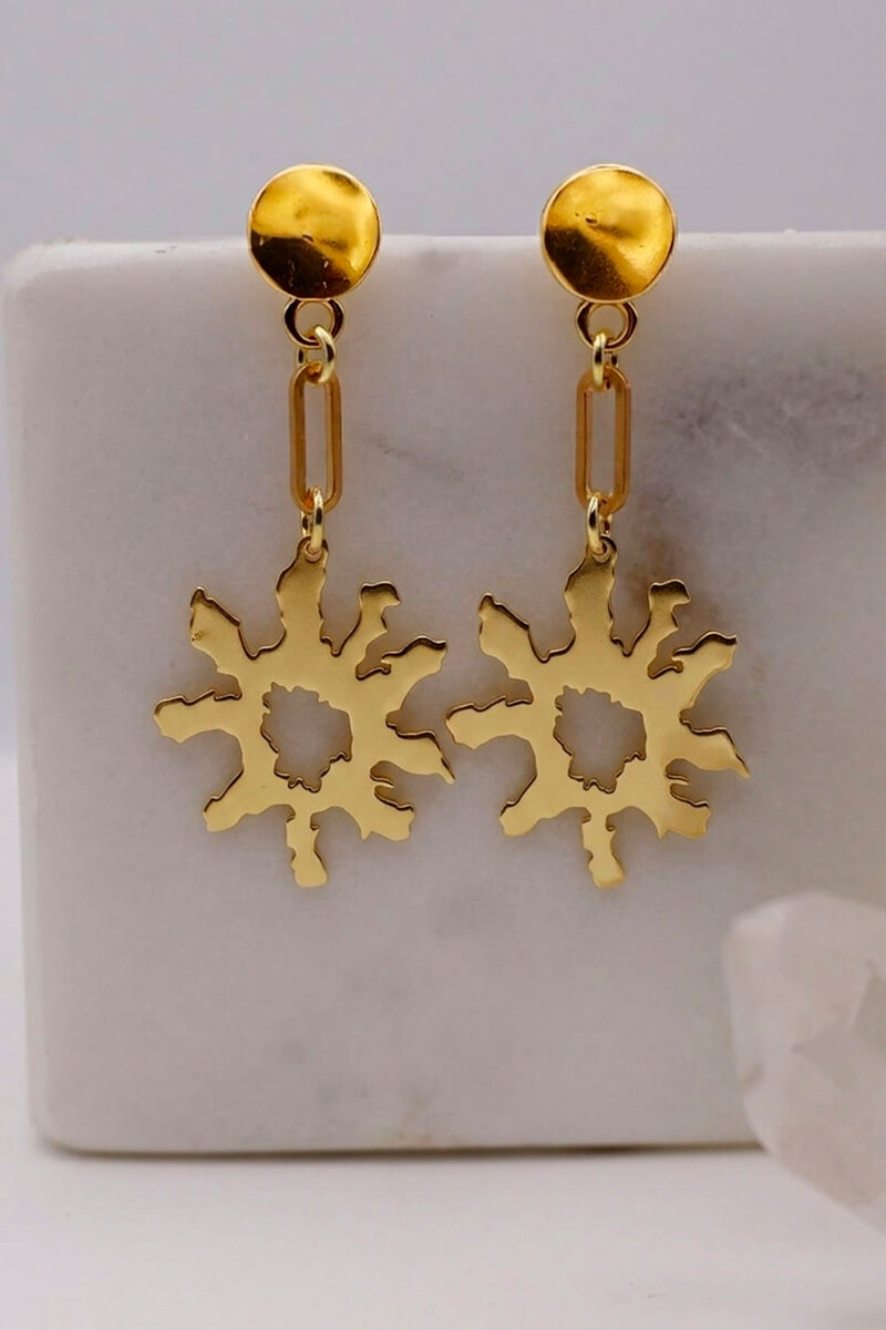 Boucles d'oreilles soleil en or réalisées sur-mesure pour le Musées de Merveilles par Les Naturalistes