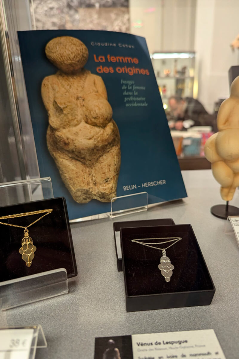 Des bijoux de la collection Préhistoire des Naturalistes présentés dans une des vitrines du musée de l'Homme - La vénus mise en avant comme objet de médiation culturelle à part entière