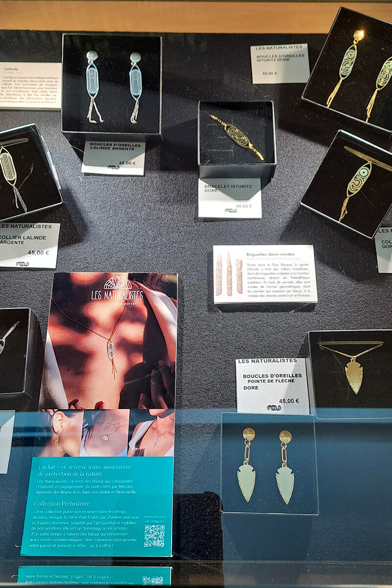 Des bijoux de la collection Préhistoire des Naturalistes présentés dans une des vitrines du musée national de Préhistoire (Les Eyziers)