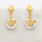 Boucles d'oreilles nacre chauve-souris en laiton doré — collection Jungles et forêt — fond blanc 01, Les Naturalistes