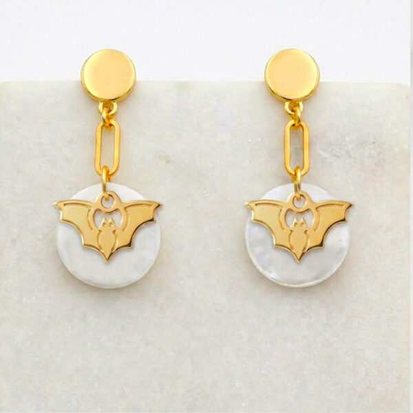 Boucles d'oreilles nacre chauve-souris en laiton doré — collection Jungles et forêt — fond blanc 01, Les Naturalistes