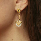 Boucles d'oreilles nacre chauve-souris en laiton doré — collection Jungles et forêt — porté 01, Les Naturalistes