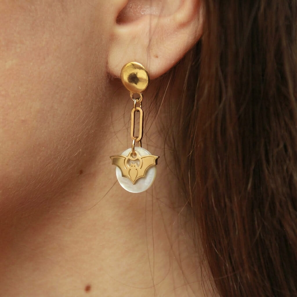 Boucles d'oreilles nacre chauve-souris en laiton doré — collection Jungles et forêt — porté 01, Les Naturalistes