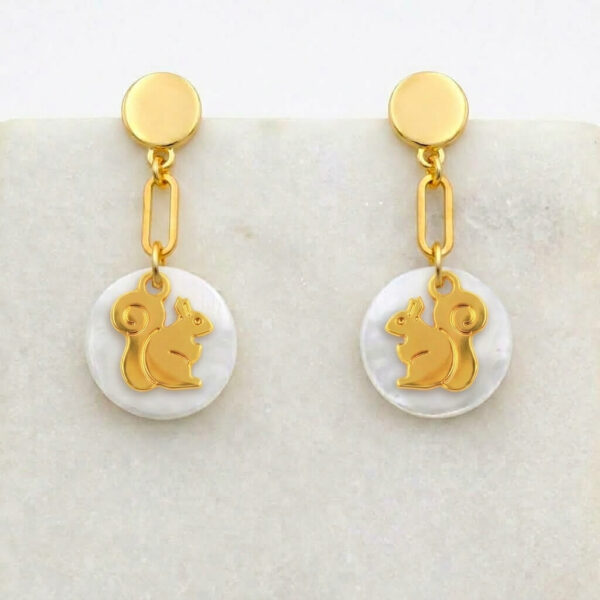 Boucles d'oreilles nacre écureuil en laiton doré — collection Jungles et forêt — fond blanc 01, Les Naturalistes