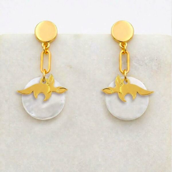 Boucles d'oreilles nacre fennec en laiton doré — collection Jungles et forêt — fond blanc 01, Les Naturalistes