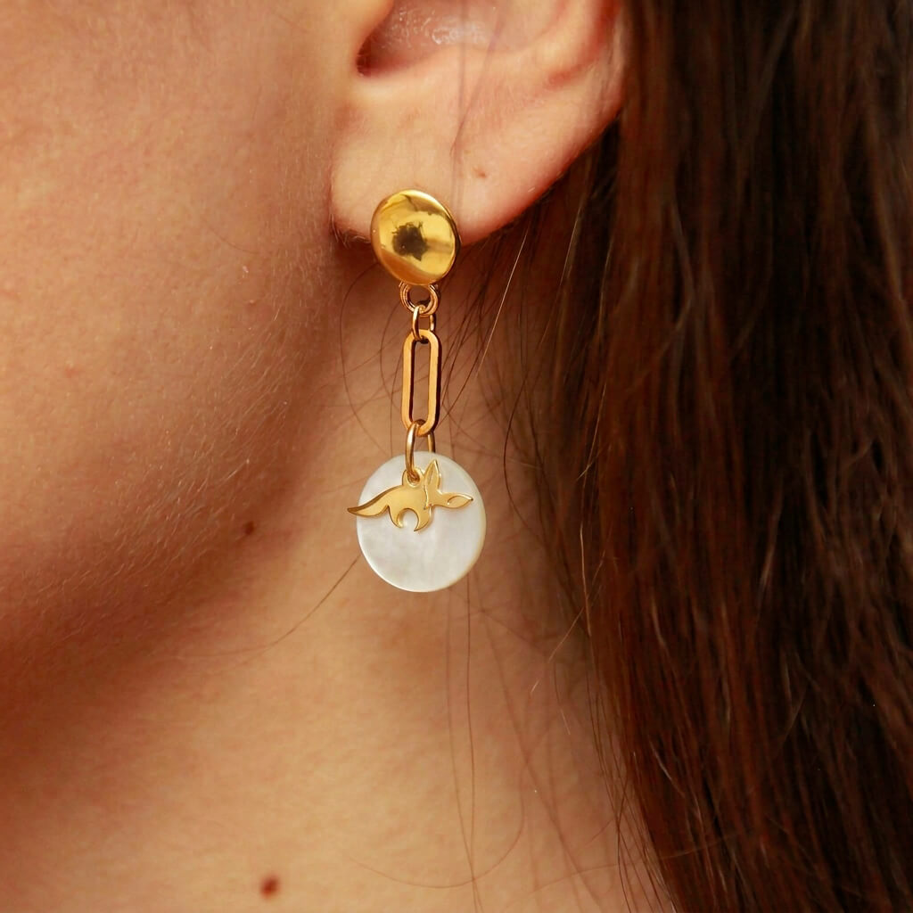 Boucles d'oreilles nacre fennec en laiton doré — collection Jungles et forêt — porté 01, Les Naturalistes