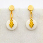 Boucles d'oreilles nacre feuille de chêne en laiton doré — collection Jungles et forêt — fond blanc 01, Les Naturalistes