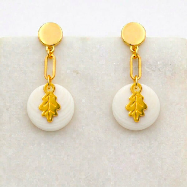 Boucles d'oreilles nacre feuille de chêne en laiton doré — collection Jungles et forêt — fond blanc 01, Les Naturalistes