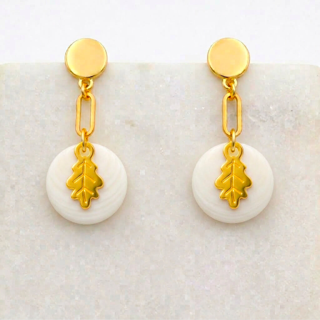 BO-pampille-nacre-feuille-chene-laiton-dore-les-naturalistes-fb01 Boucles d'oreilles nacre feuille de chêne en laiton doré — collection Jungles et forêt — fond blanc 01, Les Naturalistes