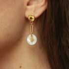 Boucles d'oreilles nacre feuille de chêne en laiton doré — collection Jungles et forêt — porté 01, Les Naturalistes