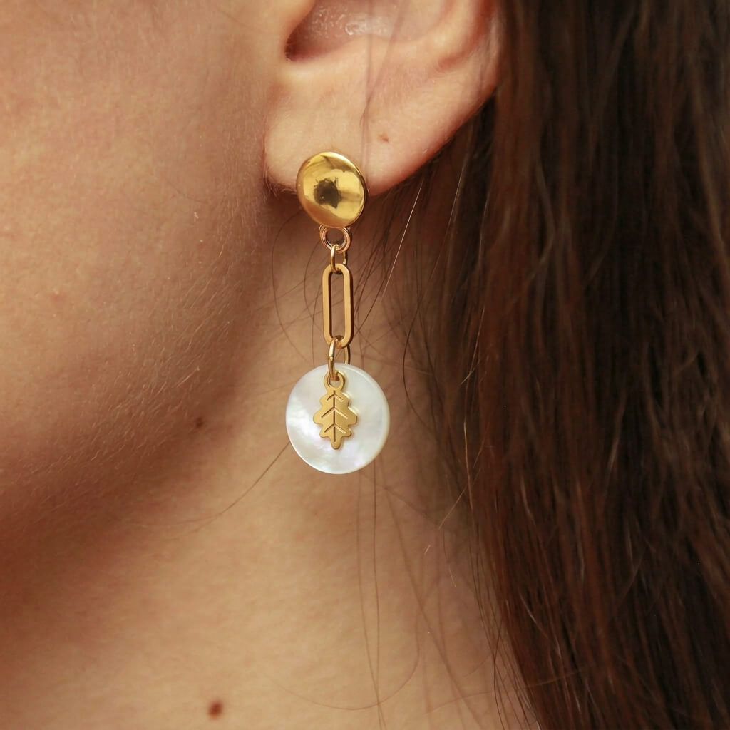 Boucles d'oreilles nacre feuille de chêne en laiton doré — collection Jungles et forêt — porté 01, Les Naturalistes