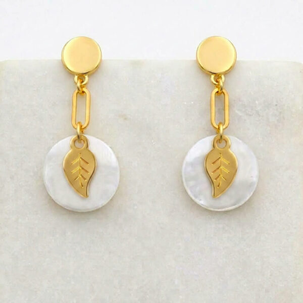 Boucles d'oreilles nacre feuille en laiton doré — collection Jungles et forêt — fond blanc 01, Les Naturalistes