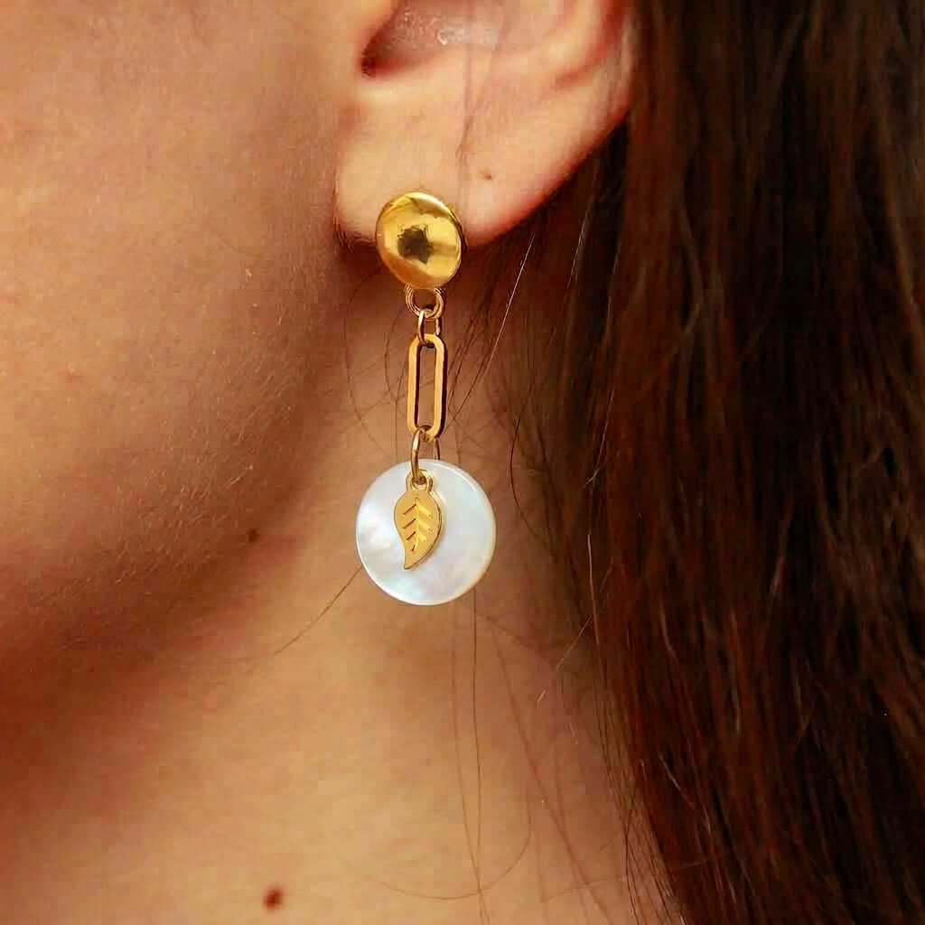 Boucles d'oreilles nacre feuille en laiton doré — collection Jungles et forêt — porté 01, Les Naturalistes