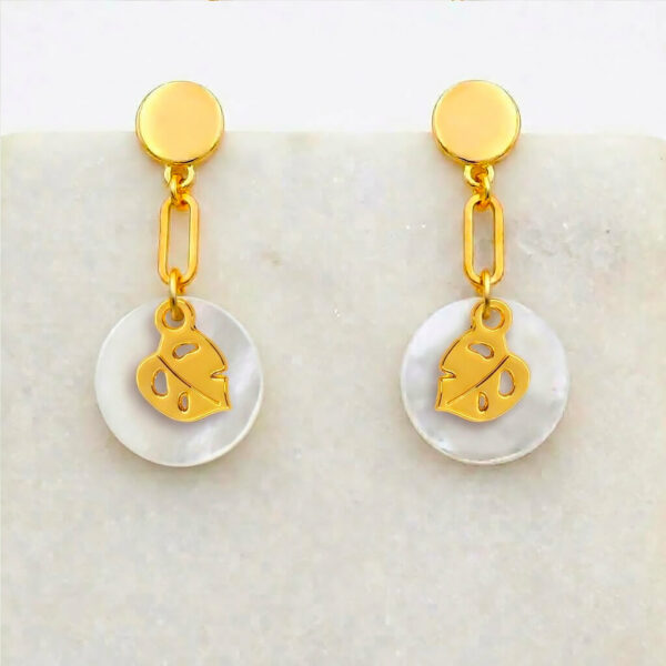 Boucles d'oreilles nacre feuille de monstera en laiton doré — collection Jungles et forêt — fond blanc 01, Les Naturalistes