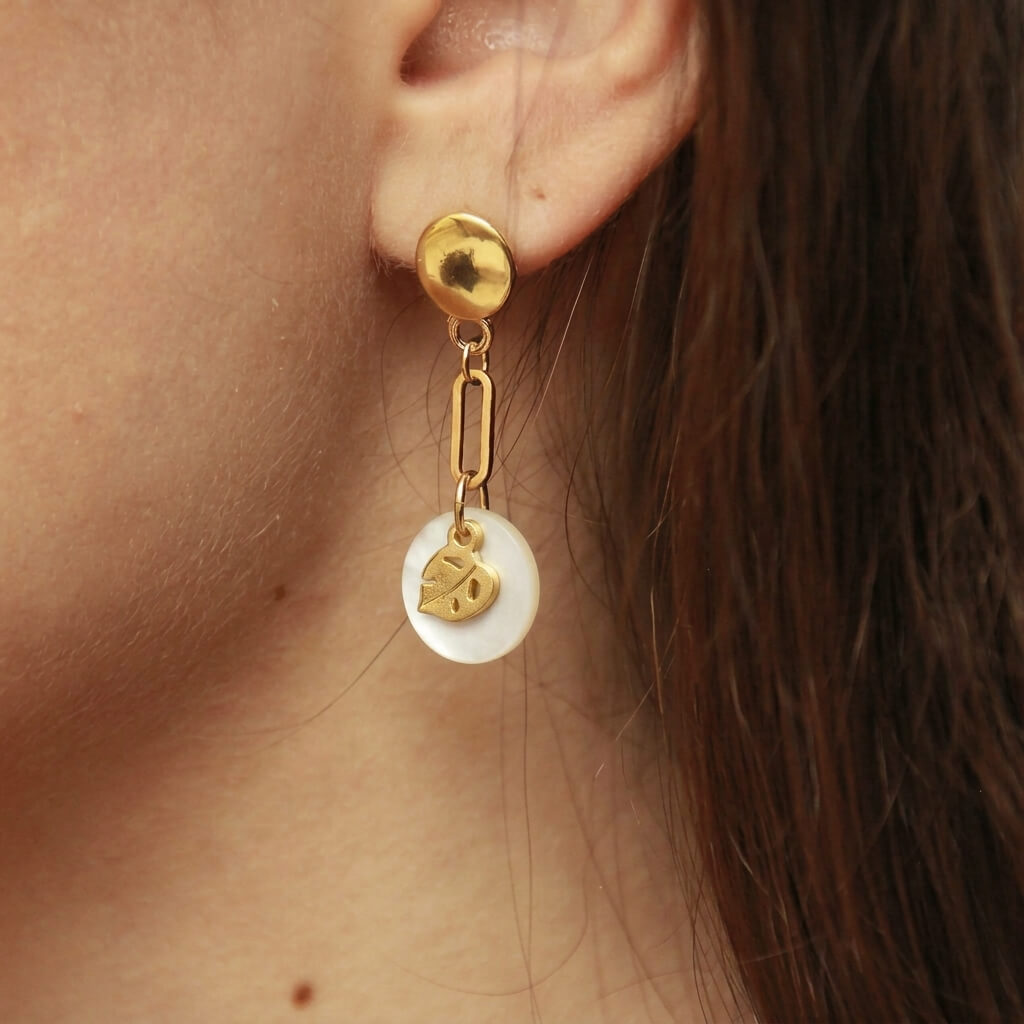Boucles d'oreilles nacre feuille de monstera en laiton doré — collection Jungles et forêt — porté 01, Les Naturalistes