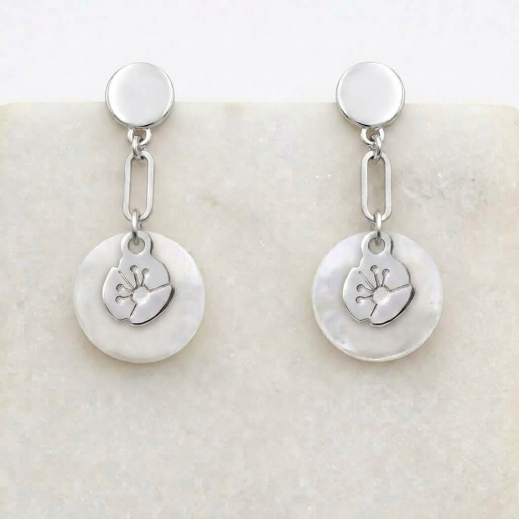 Boucles d'oreilles nacre fleur de coquelicot en laiton argenté — collection Jungles et forêt — fond blanc 01, Les Naturalistes