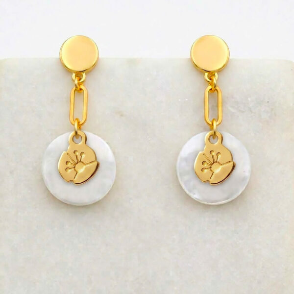 Boucles d'oreilles nacre fleur de coquelicot en laiton doré — collection Jungles et forêt — fond blanc 01, Les Naturalistes