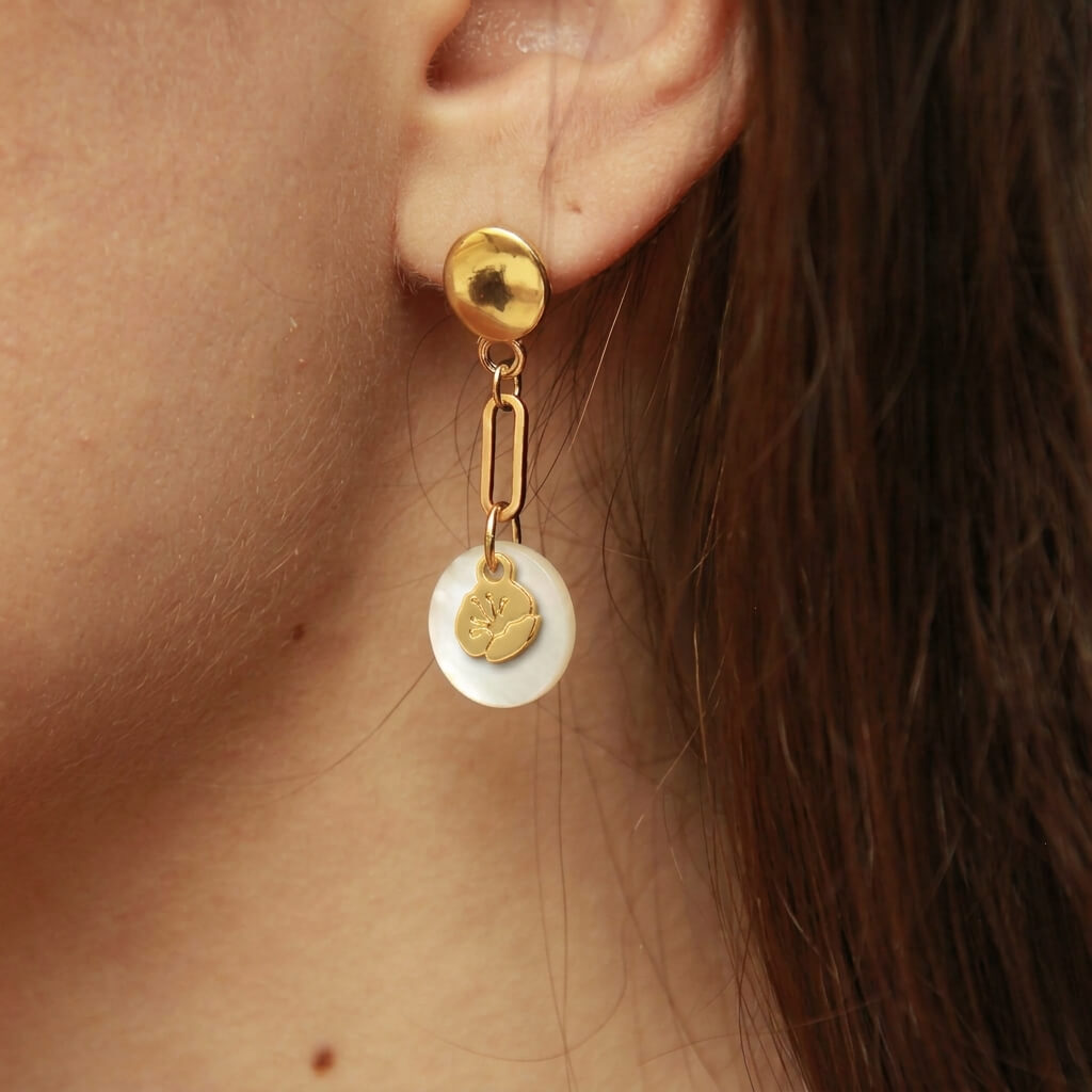 Boucles d'oreilles nacre fleur de coquelicot en laiton doré — collection Jungles et forêt — porté 01, Les Naturalistes