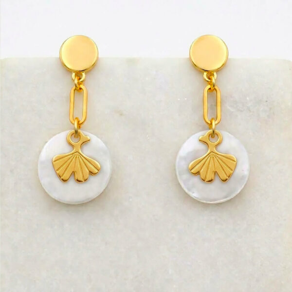 Boucles d'oreilles nacre feuille de ginkgo en laiton doré — collection Jungles et forêt — fond blanc 01, Les Naturalistes