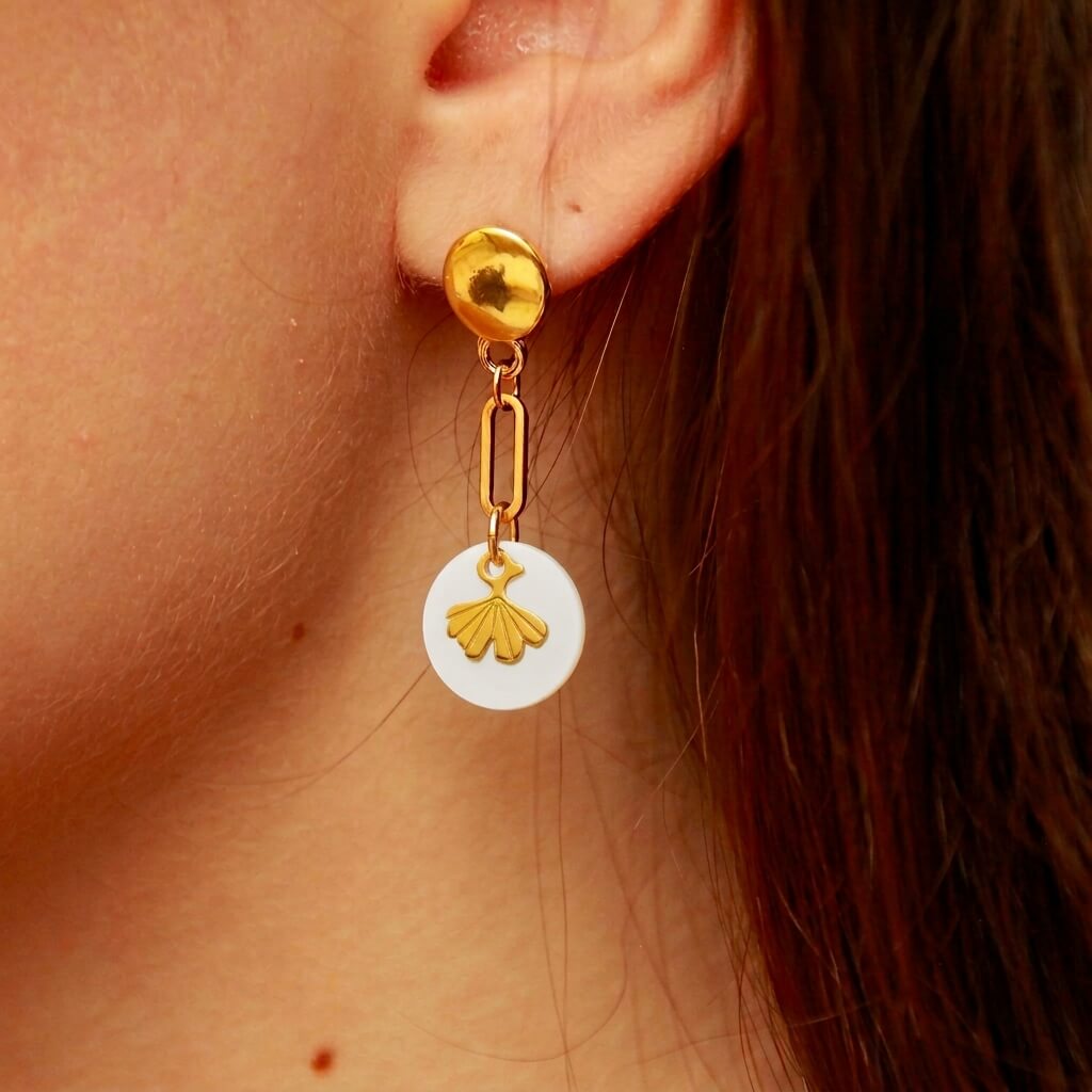 Boucles d'oreilles nacre feuille de ginkgo en laiton doré — collection Jungles et forêt — porté 01, Les Naturalistes