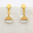 Boucles d'oreilles nacre hérisson en laiton doré — collection Jungles et forêt — fond blanc 01, Les Naturalistes