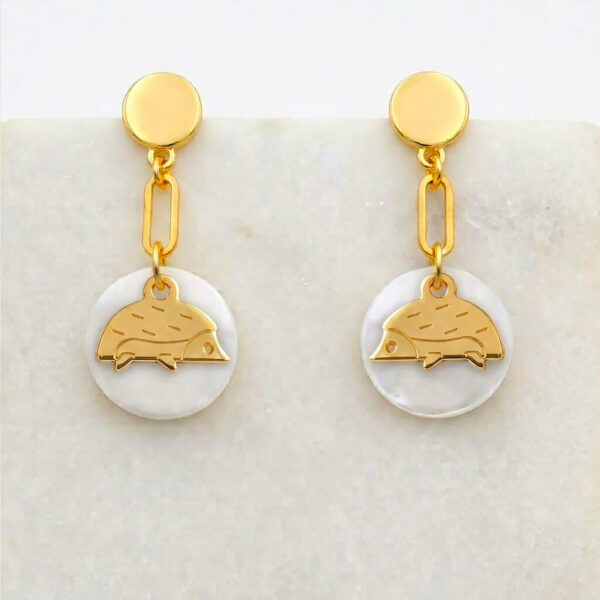 Boucles d'oreilles nacre hérisson en laiton doré — collection Jungles et forêt — fond blanc 01, Les Naturalistes