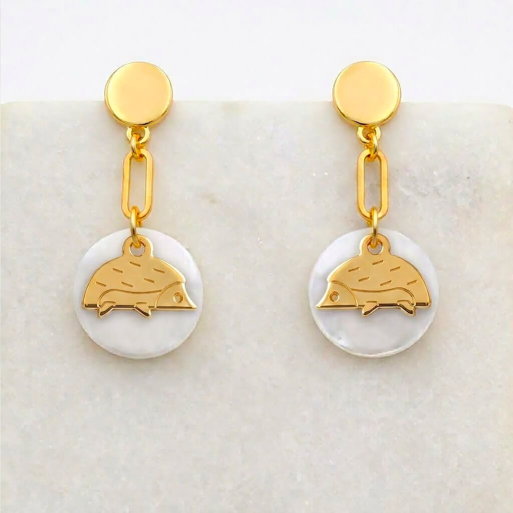 BO-pampille-nacre-herisson-laiton-dore-les-naturalistes-fb01 Boucles d'oreilles nacre hérisson en laiton doré — collection Jungles et forêt — fond blanc 01, Les Naturalistes