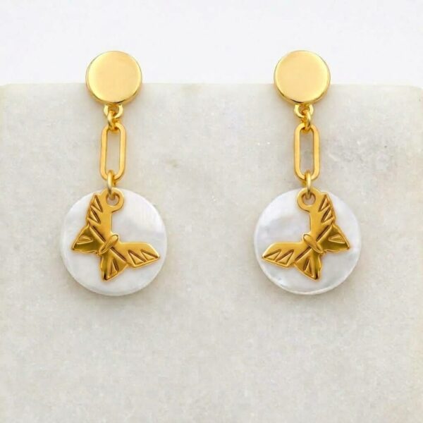 Boucles d'oreilles nacre papillon en laiton doré — collection Jungles et forêt — fond blanc 01, Les Naturalistes
