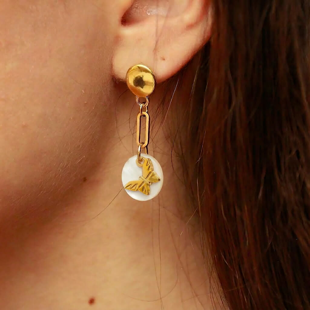 Boucles d'oreilles nacre papillon en laiton doré — collection Jungles et forêt — porté 01, Les Naturalistes