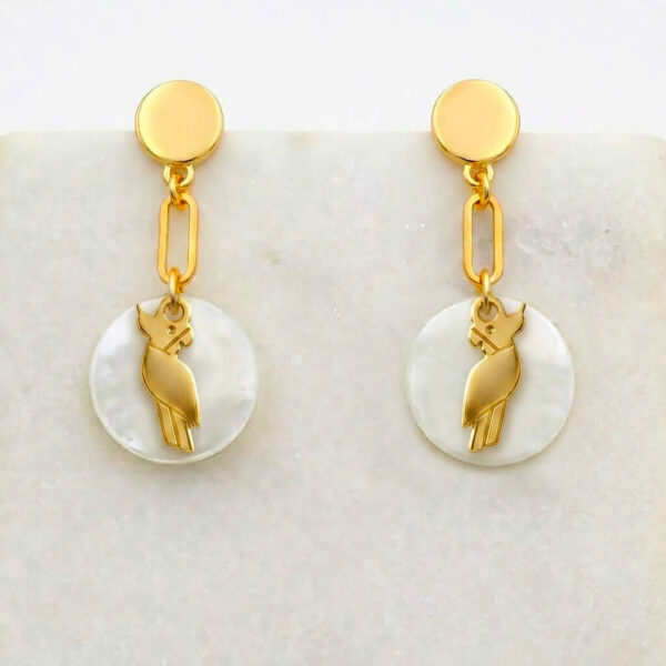 Boucles d'oreilles nacre perroquet en laiton doré — collection Jungles et forêt — fond blanc 01, Les Naturalistes