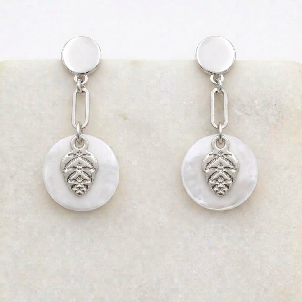 Boucles d'oreilles nacre pomme de pin en laiton argenté — collection Jungles et forêt — fond blanc 01, Les Naturalistes
