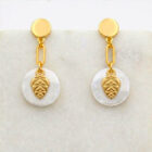 Boucles d'oreilles nacre pomme de pin en laiton doré — collection Jungles et forêt — fond blanc 01, Les Naturalistes