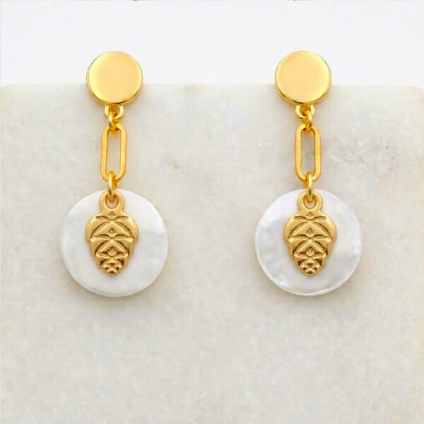 Boucles d'oreilles nacre pomme de pin en laiton doré — collection Jungles et forêt — fond blanc 01, Les Naturalistes