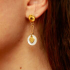 Boucles d'oreilles nacre pomme de pin en laiton doré — collection Jungles et forêt — porté 01, Les Naturalistes