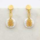 Boucles d'oreilles nacre scarabée en laiton doré — collection Jungles et forêt — fond blanc 01, Les Naturalistes