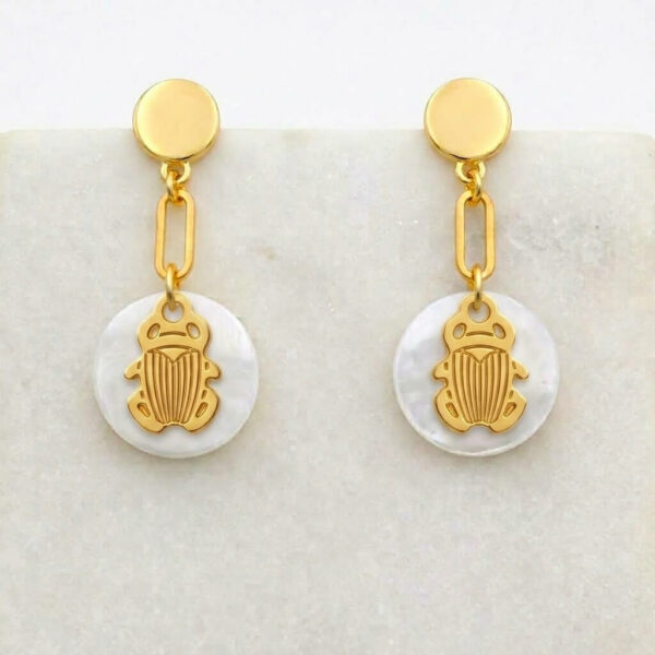 Boucles d'oreilles nacre scarabée en laiton doré — collection Jungles et forêt — fond blanc 01, Les Naturalistes