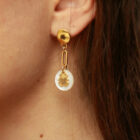 Boucles d'oreilles nacre scarabée en laiton doré — collection Jungles et forêt — porté 01, Les Naturalistes
