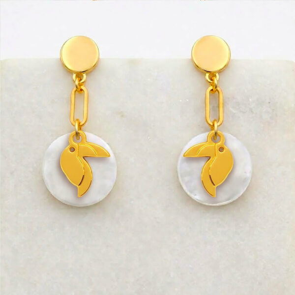 Boucles d'oreilles nacre toucan en laiton doré — collection Jungles et forêt — fond blanc 01, Les Naturalistes