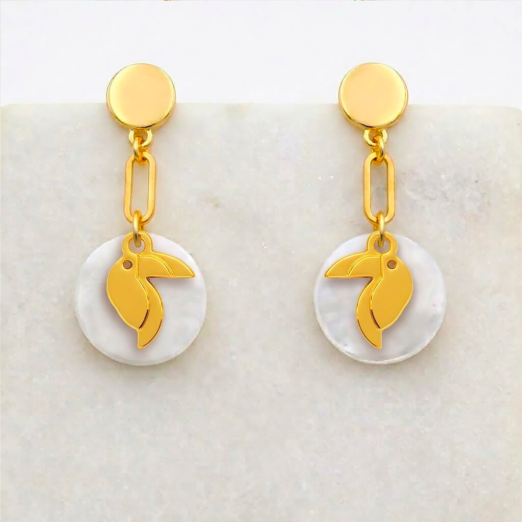BO-pampille-nacre-toucan-laiton-dore-les-naturalistes-fb01 Boucles d'oreilles nacre toucan en laiton doré — collection Jungles et forêt — fond blanc 01, Les Naturalistes