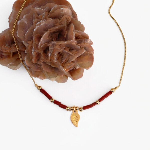 Collier horizon feuille et jaspe rouge en laiton doré — collection à personnaliser — fond blanc 01, Les Naturalistes