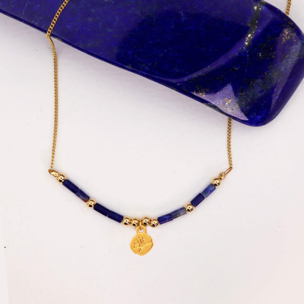 Collier horizon fleur coquelicot en lapis lazulis en laiton doré — collection à personnaliser — fond blanc 03, Les Naturalistes